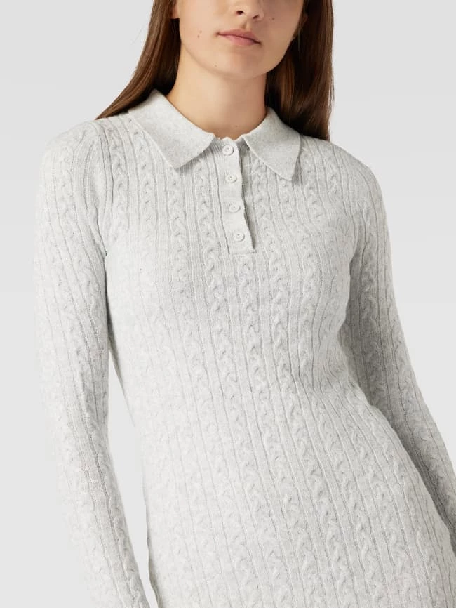 REVIEW Strickkleid Mit Zopfmuster - Hellgrau Meliert 3 REVIEW Strickkleid Mit Zopfmuster - Hellgrau Meliert – Bild 3