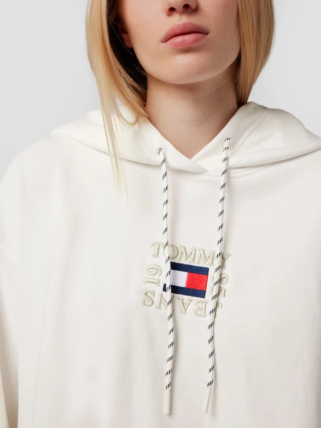 Tommy Jeans Sweatkleid In Minilänge Mit Label-Stitching - Offwhite 3 Tommy Jeans Sweatkleid In Minilänge Mit Label-Stitching - Offwhite – Bild 3