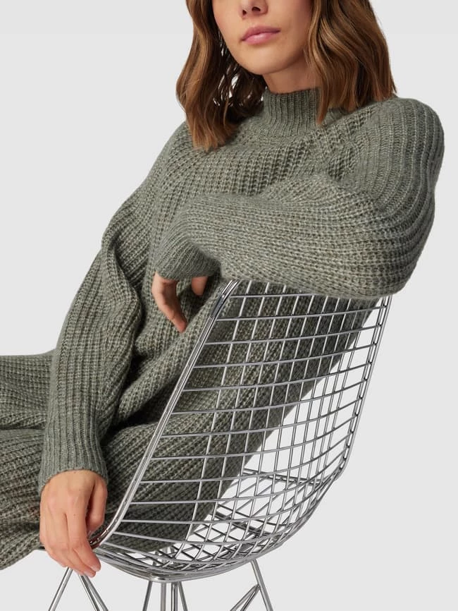 Opus Strickkleid Mit Rundhalsausschnitt Modell 'Wetrissi' - Schilf 3 Opus Strickkleid Mit Rundhalsausschnitt Modell 'Wetrissi' - Schilf – Bild 3