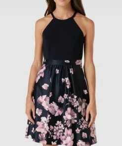 Jake*s Cocktail Cocktailkleid Mit Floralem Muster - Marineblau Meliert -Rock Geschäft 94rj8hpg65258gph850kaia56h24mj2a719kicaj65230j24ap958k2f8l0l2k1k9orkkhi7914laja4993j8e1k6ssm8d9n70p32dpk60sj0oj3ccoj4c336kpjcp9gc4o6ae0