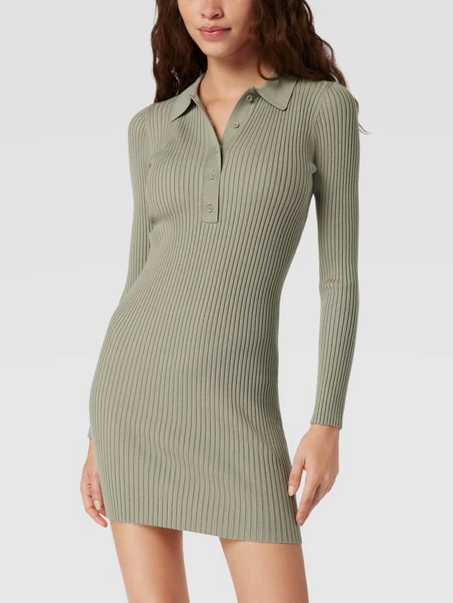 REVIEW Strickkleid Mit Umlegekragen - Olivgrün 4 REVIEW Strickkleid Mit Umlegekragen - Olivgrün – Bild 4