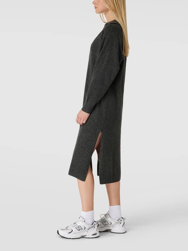 REVIEW Strickkleid Mit V-Ausschnitt - Anthrazit Meliert 4 REVIEW Strickkleid Mit V-Ausschnitt - Anthrazit Meliert – Bild 4