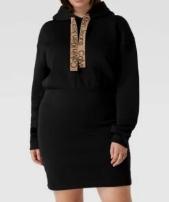 Calvin Klein Jeans Plus PLUS SIZE Sweatkleid In Knielänge - Schwarz -Rock Geschäft a90lahi5698kejaj74pl8e2c85730e9hah0kqcqk88skkcqk91b3agi36grkqdpk6p1kglaf6t454h27ad3j6d1pc8oj4pj1c5hj0dpk6os64ohk71gj6cppchj66phlc8pm6do